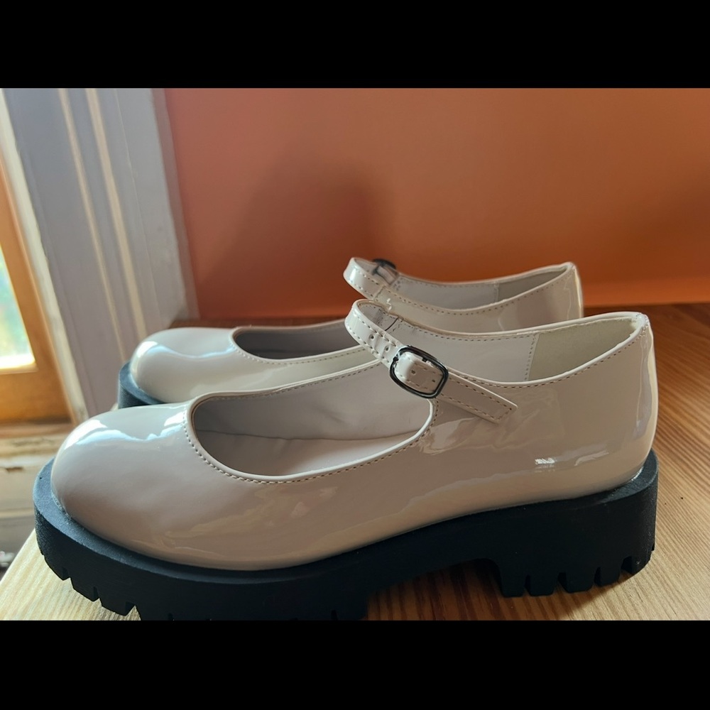 Bamboo Beige patent leather Mary Jane shoes- Women’s size 7